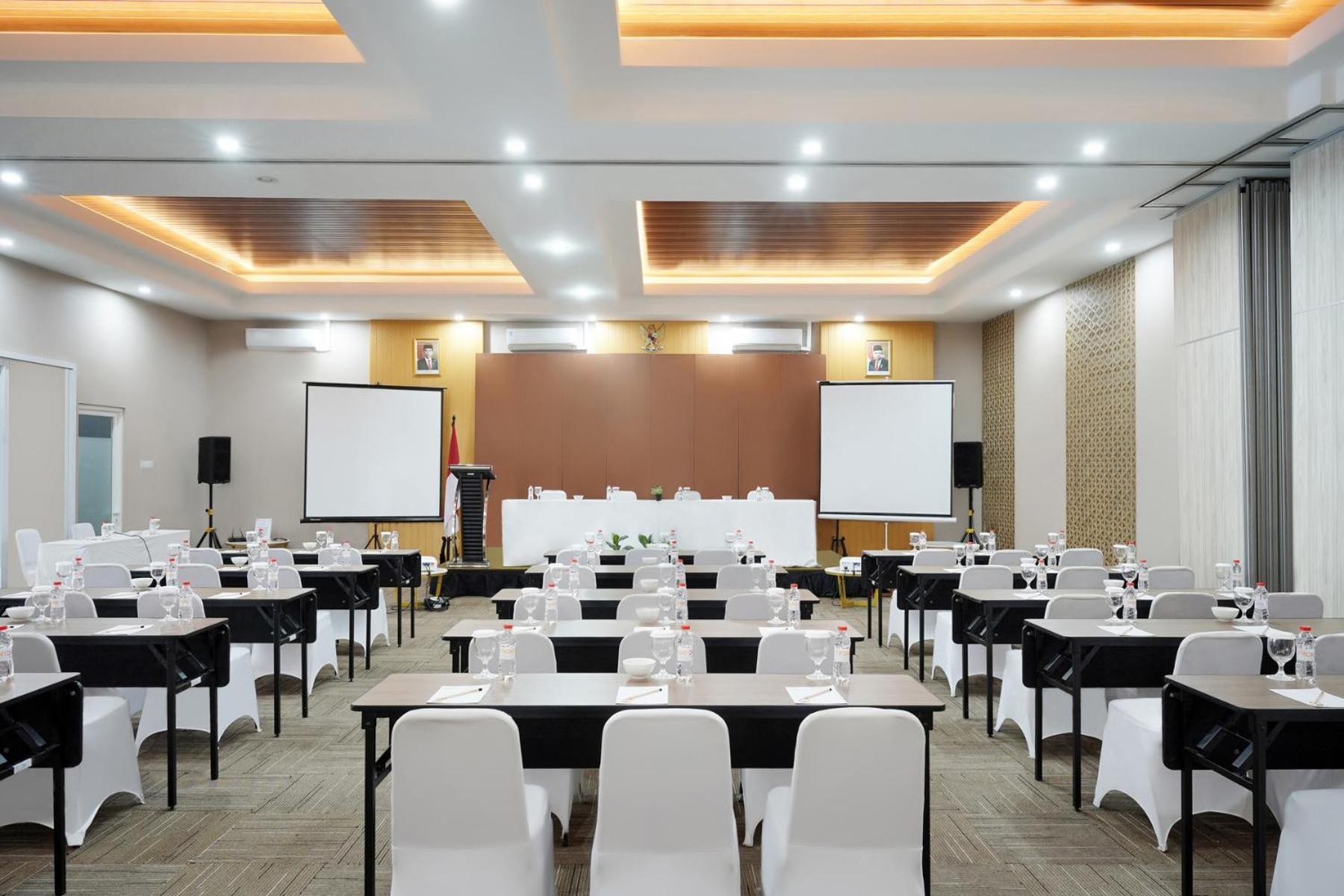 Front One Hotel Sragen Exterior photo