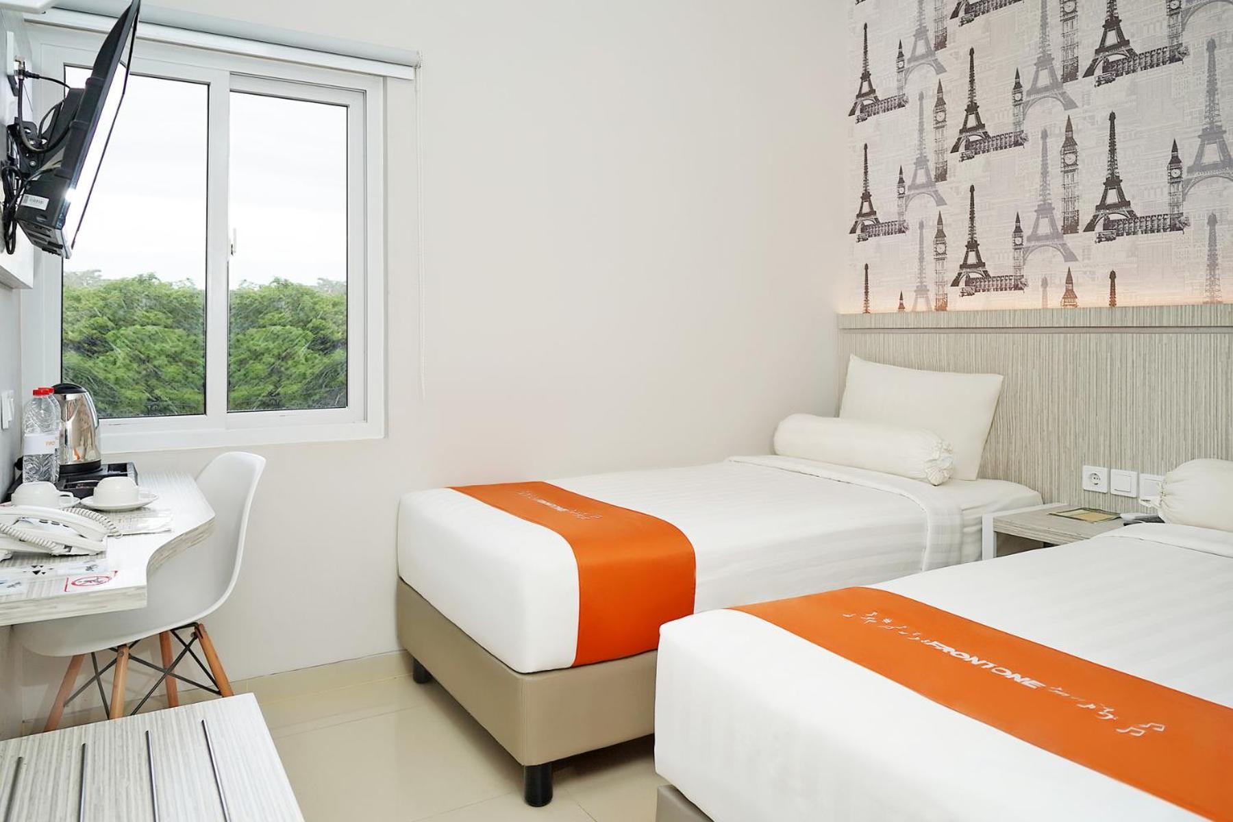 Front One Hotel Sragen Exterior photo